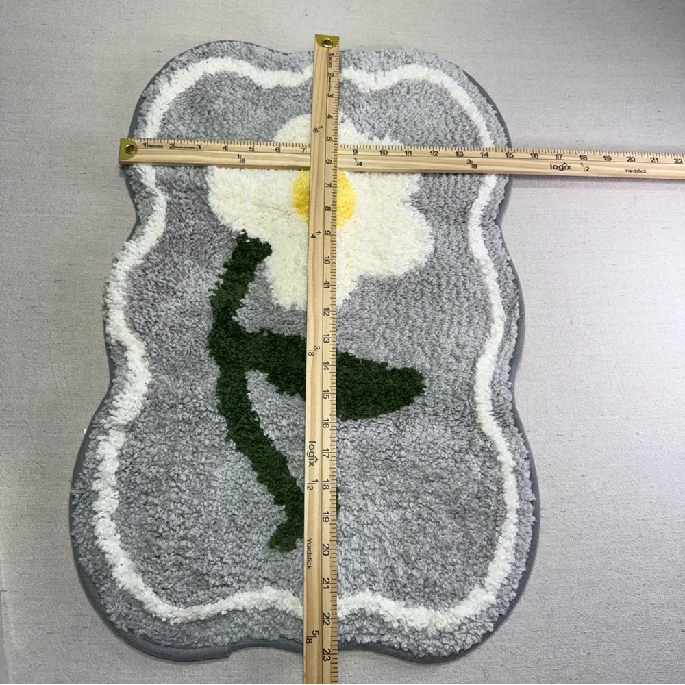 Gray Floral Shag Bath Mat with White & Yellow Flower - NWT